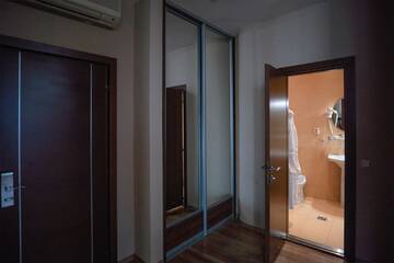 Фото номера Трёхместный люкс с двумя односпальными кроватями и диваном Гостиница Жемчужина отель г. Саратов 5