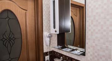 Фото номера Улучшенный трехместный номер Гостиница Отель-клуб Лотус г. Саратов 5